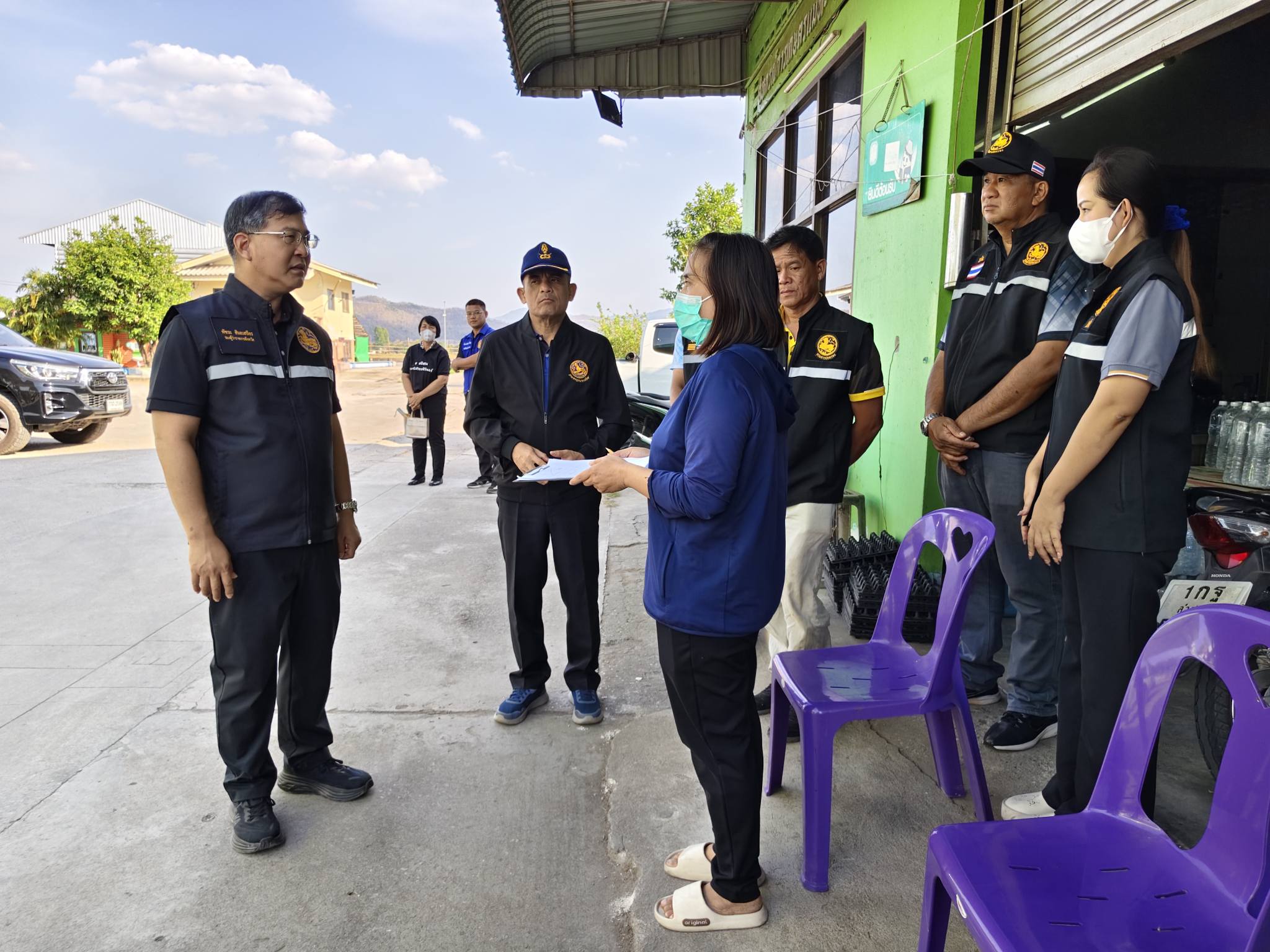 รองผู้ว่าฯ ลำปาง ลงพื้นที่แม่ทะ ติดตามสถานการณ์น้ำมันเชื้อเพลิง ป้องกันการกักตุนและดูแลความเรียบร้อย