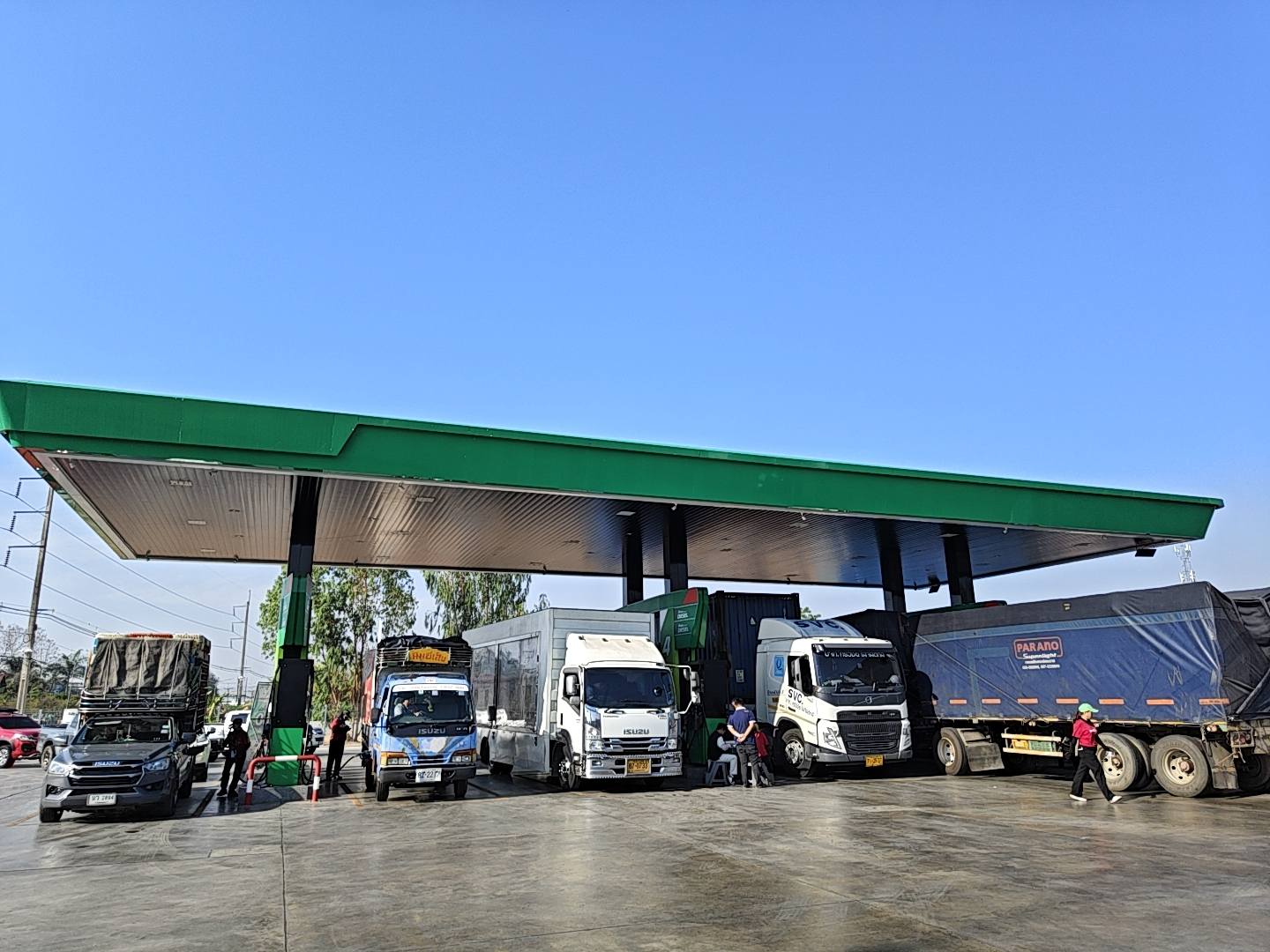 บรรยากาศปั๊มน้ำมันในจังหวัดลำปางเช้านี้คึกคักเป็นพิเศษ ประชาชนจำนวนมากนำรถเข้าต่อคิวเติมน้ำมันยาวเหยียด โดยเฉพาะจุดบริการดีเซล ขณะที่บางปั๊มต้องจำกัดปริมาณการเติมต่อคันเพื่อกระจายให้ทั่วถึง