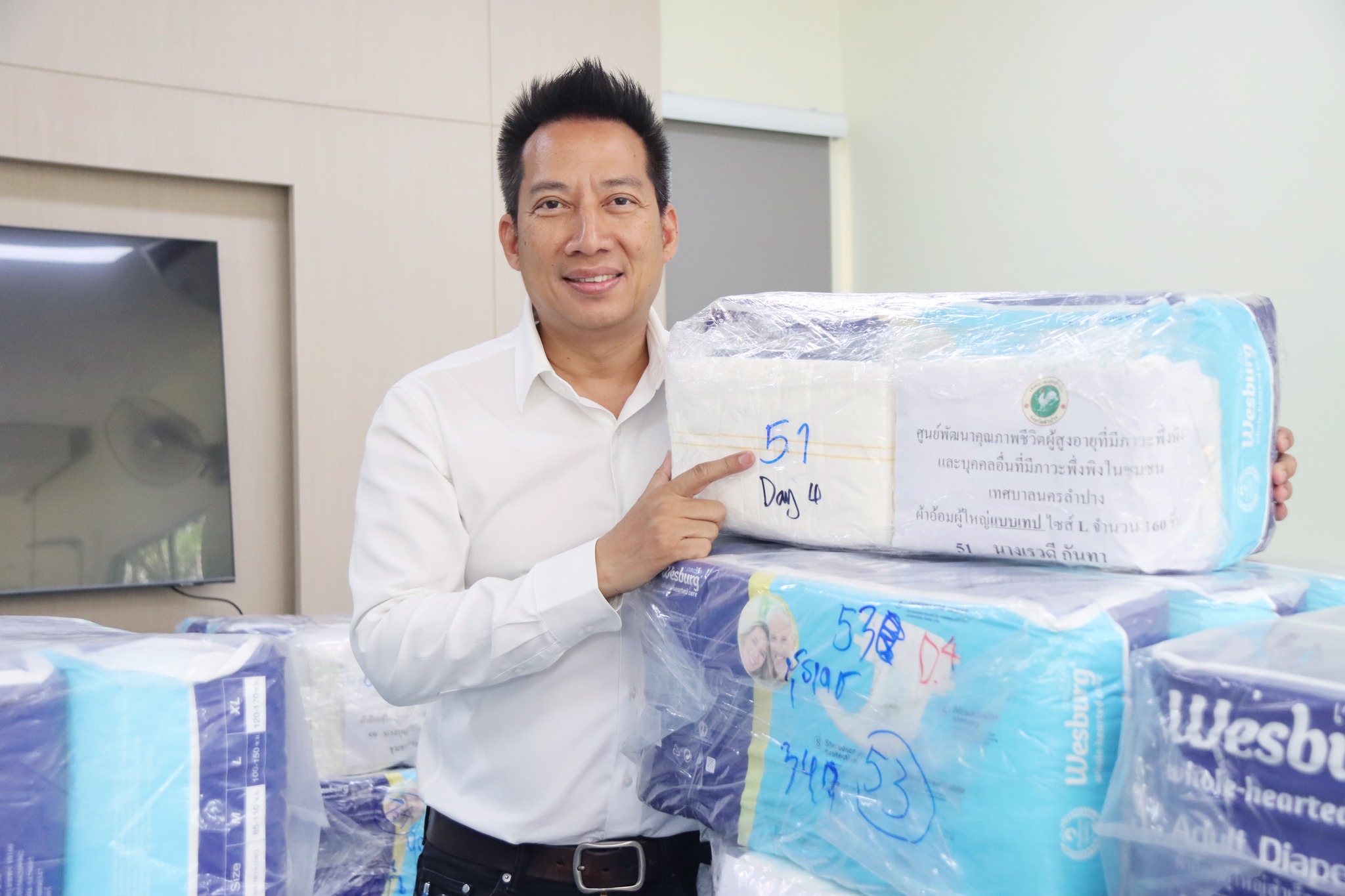 เทศบาลนครลำปางเดินหน้าโครงการ Long Term Care ส่งมอบผ้าอ้อมผู้ใหญ่-แผ่นรองซับ ช่วยเหลือผู้ป่วยติดบ้านติดเตียงทั่วชุมชน