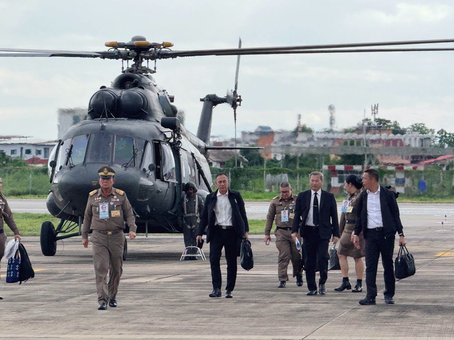 รองผู้ว่าราชการจังหวัดลำปาง ร่วมให้การต้อนรับ พลเอก ประยุทธ์ จันทร์โอชา องคมนตรี และคณะฯ กรณีเดินทางมาปฏิบัติภารกิจในพื้นที่จังหวัดแพร่ ณ ท่าอากาศยานลำปาง 