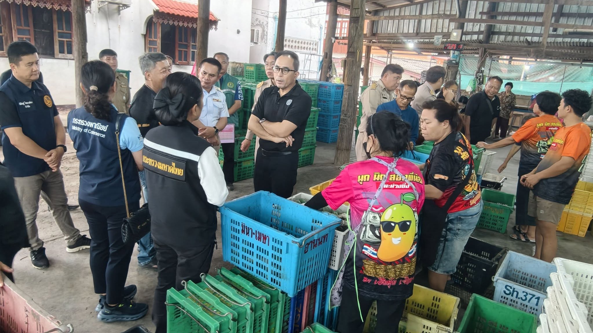 ผู้ว่าฯ ลำพูน ติดตามสถานการณ์ ณ จุดรวบรวมมะม่วง อ.บ้านโฮ่ง ตามมาตรการช่วยเหลือ ของกระทรวงพาณิชย์ ที่เร่งช่วยเกษตรกรกระจายผลผลิตมะม่วงออกนอกพื้นที่ ป้องกันปัญหาผลผลิตล้นตลาด พร้อมอุดหนุนค่ากระจายสินค้ากิโลกรัมละ 3 บาท เป็นวันแรก