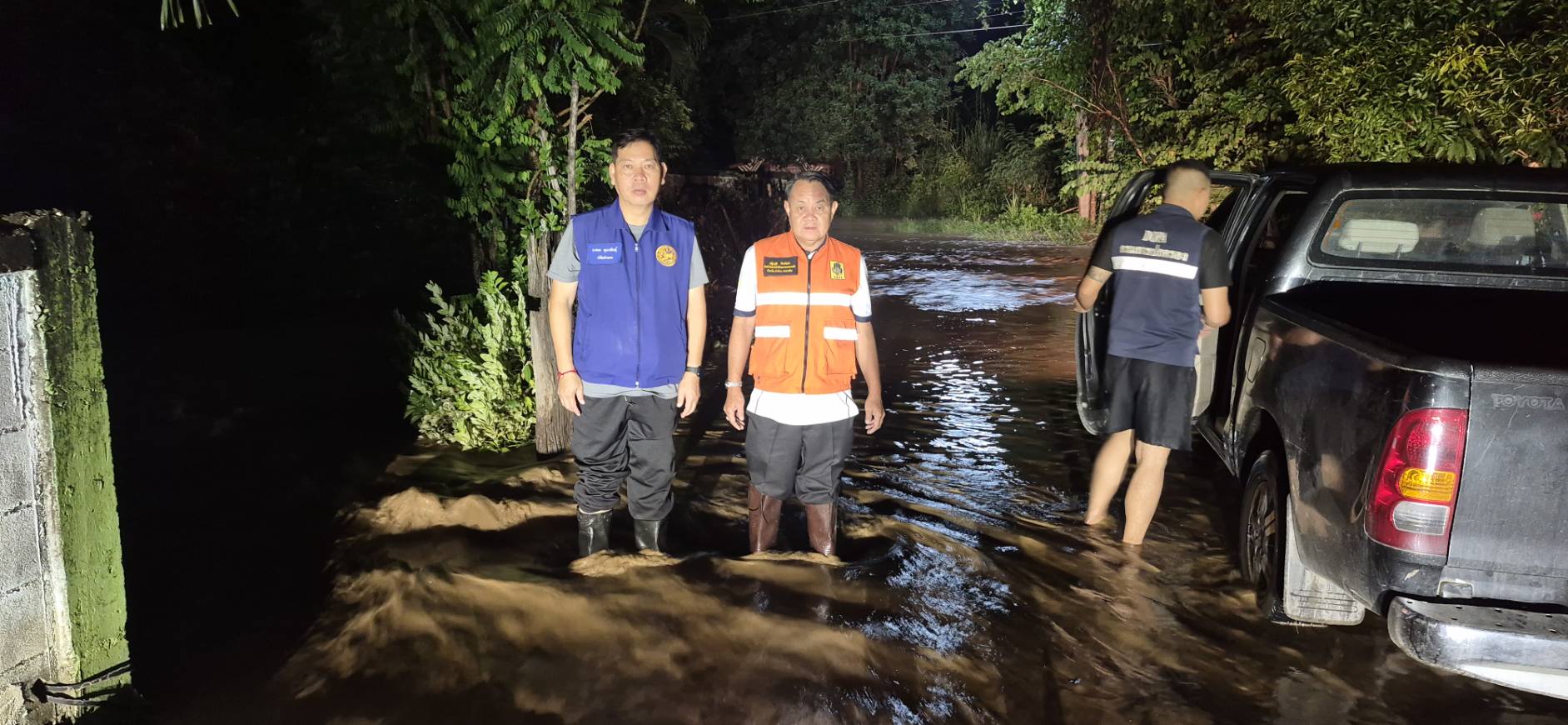 ลำปาง_เร่งฟื้นฟูพื้นที่ อ.เถิน หลังน้ำป่าไหลหลาก อบต.แม่ปะส่งรถบรรทุกน้ำฉีดล้างดินโคลน
