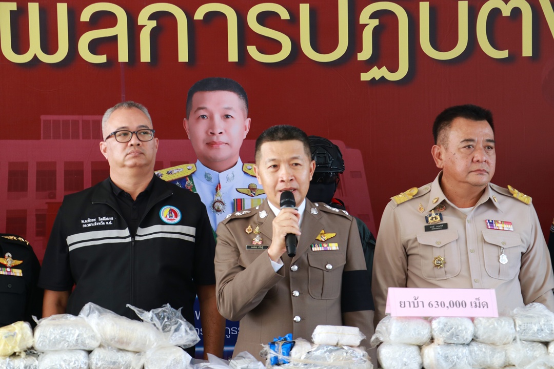 ตำรวจลำปาง แถลงผลการจับกุมคดียาเสพติด ยาบ้า 630,000 เม็ด ซุกช่องลับรถกระบะ เตรียมลำเลียงจากเชียงรายส่งภาคใต้