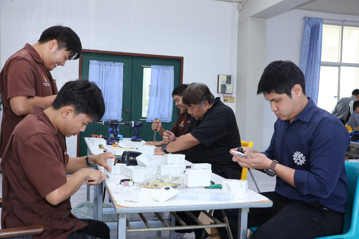 มทร.ล้านนา ลำปาง ผลิต &ldquo;ไม้เท้าตรวจสอบไฟฟ้ารั่ว&rdquo; 200 ชิ้น ส่งช่วยพื้นที่ประสบอุทกภัยภาคกลางและกรุงเทพมหานคร