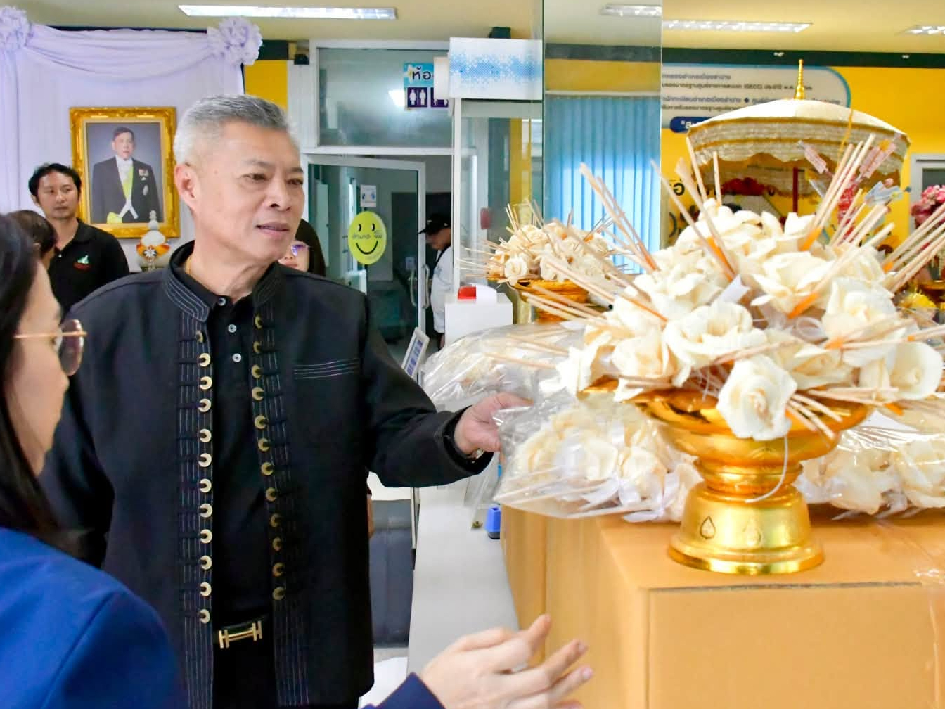 เทศบาลเมืองเขลางค์นคร จังหวัดลำปาง ส่งมอบดอกไม้จันทน์จำนวน 5,762 ดอก ให้แก่อำเภอเมืองลำปาง