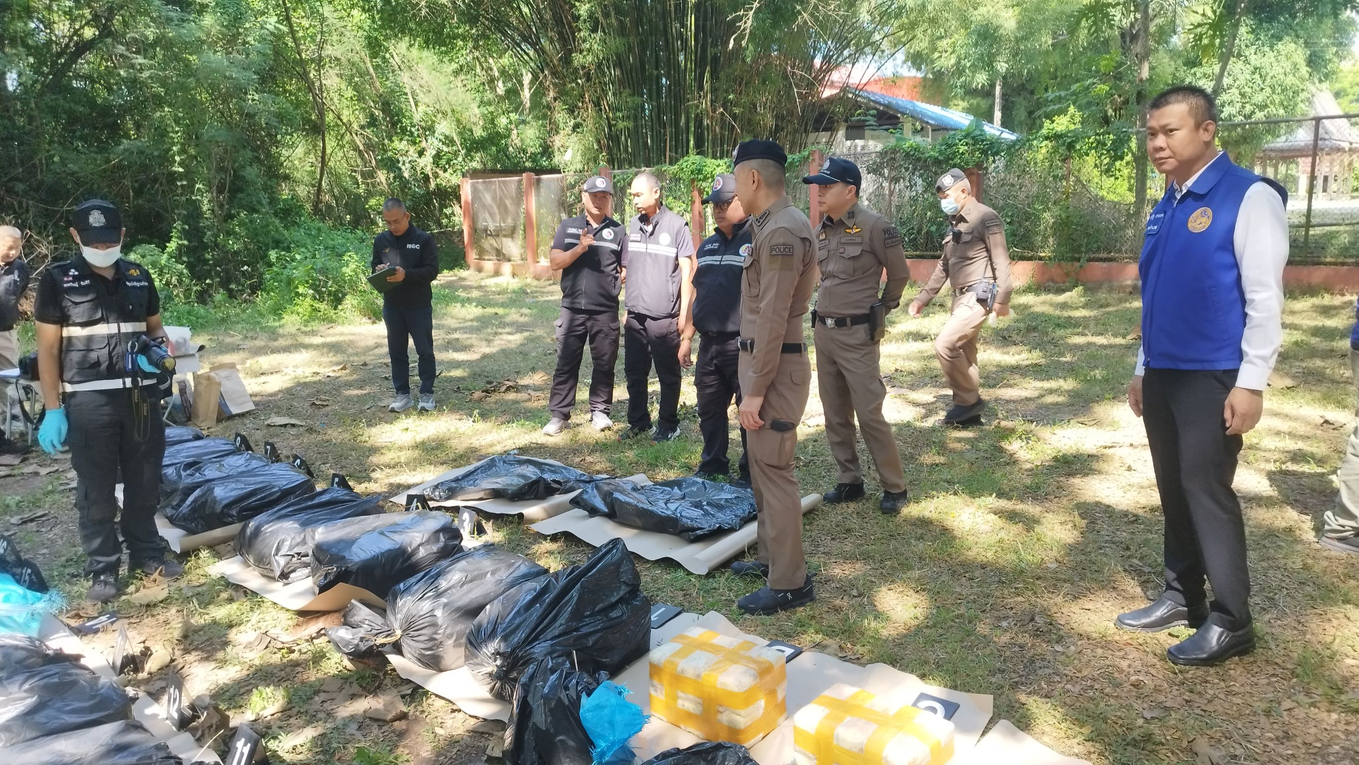 ตำรวจลำปางตรวจยึดยาบ้ากว่า 4 ล้านเม็ด ทิ้งซุกพงหญ้าหน้าวัดกู่คำ เร่งตรวจพิสูจน์หลักฐานขยายผลติดตามผู้เกี่ยวข้อง